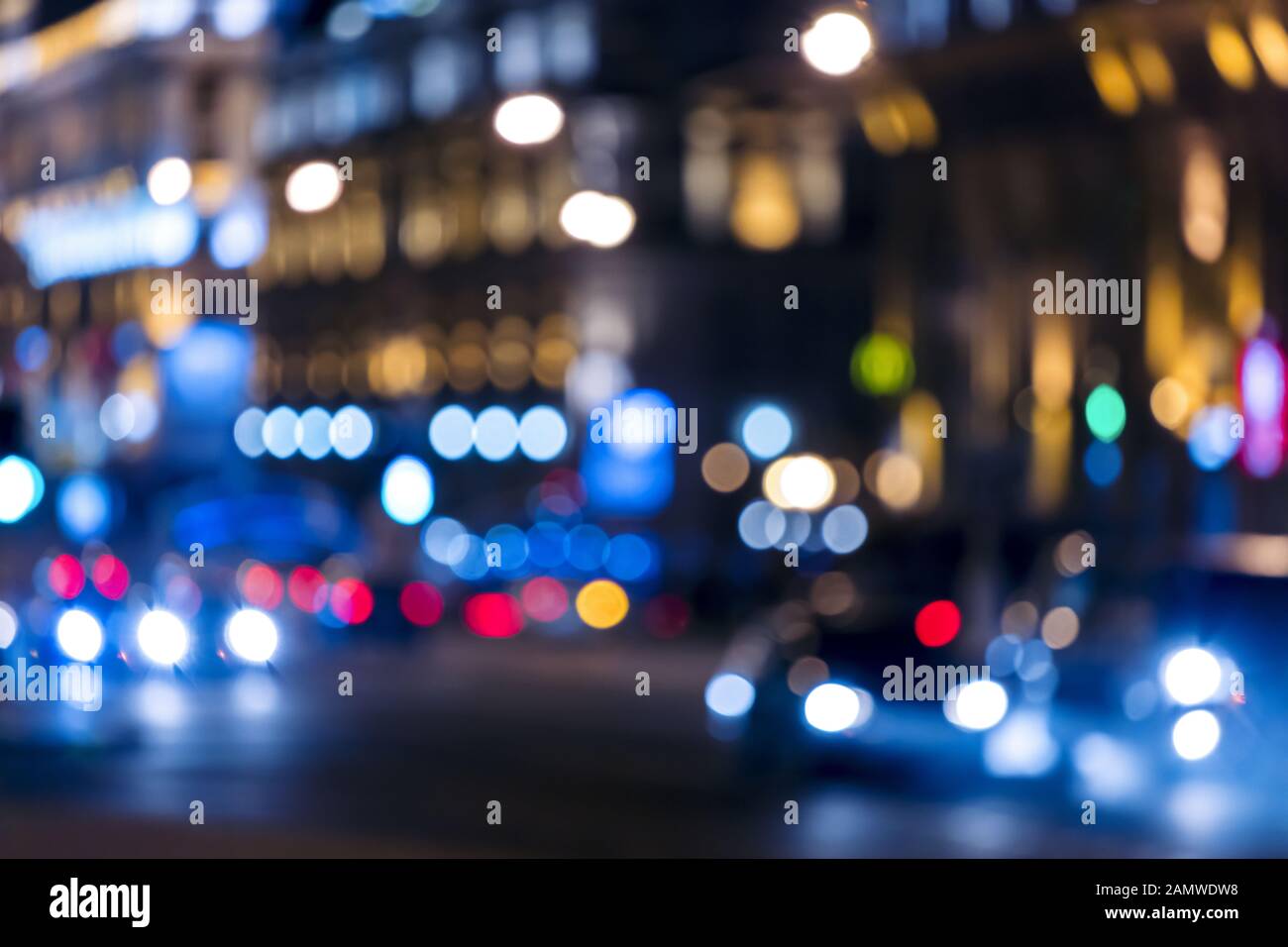 Verschwommenes Hintergrundbild der farbenfrohen abstrakten Straßenbeleuchtung der Stadt in der Nacht Stockfoto