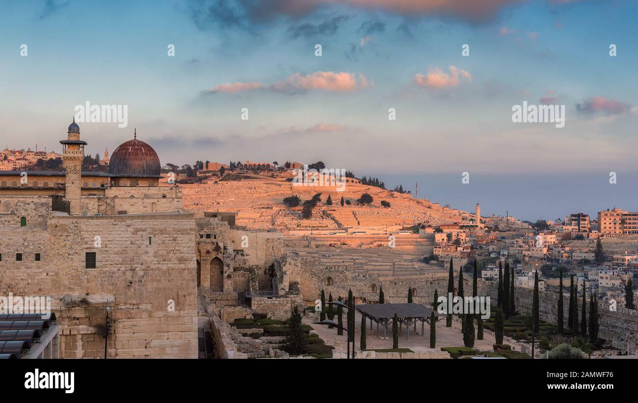 Blick auf den Sonnenuntergang über der Al-Aqsa-Moschee in der Altstadt von Jerusalem, Israel. Stockfoto