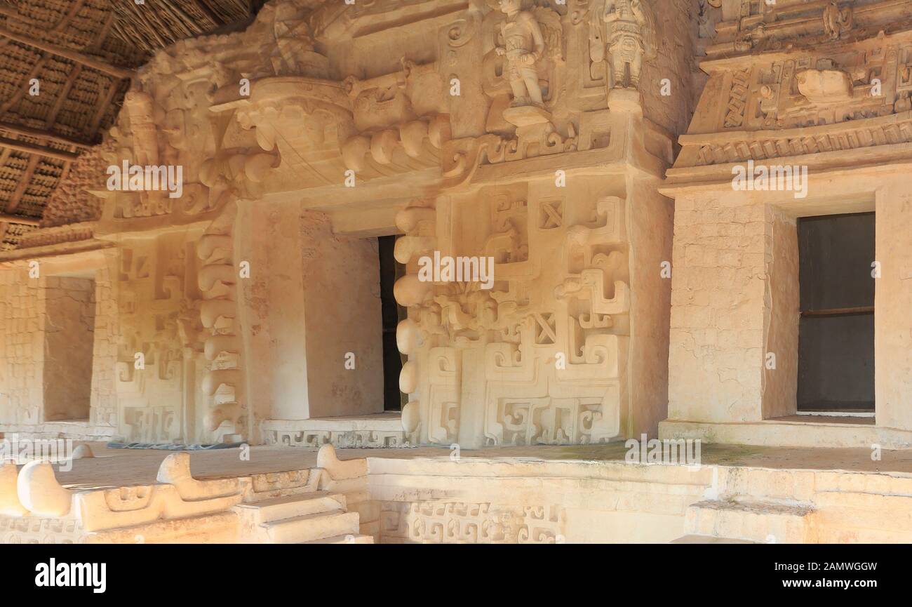 Akropolis Statuen Fassade, die größte Struktur im Ek' Balam Ruinen, Yucatan, Mexiko Stockfoto