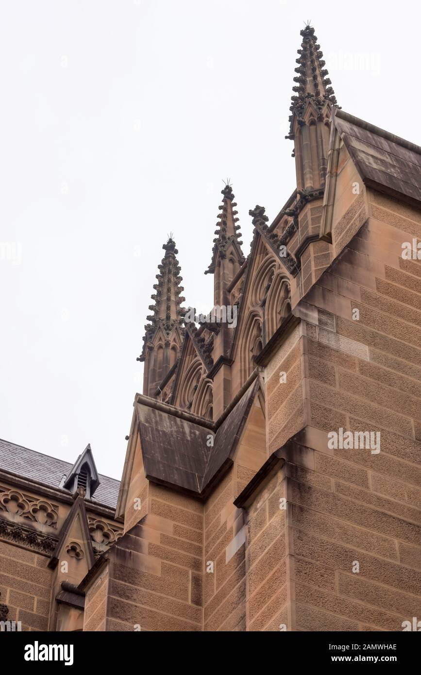 Die Kathedrale der Heiligen Maria ist aus Pyrmont-Sandstein im neugotischen Stil erbaut und hat einen Glockenturm, der über der Kreuzung von Kirchenschiff und Querschiff liegt Stockfoto