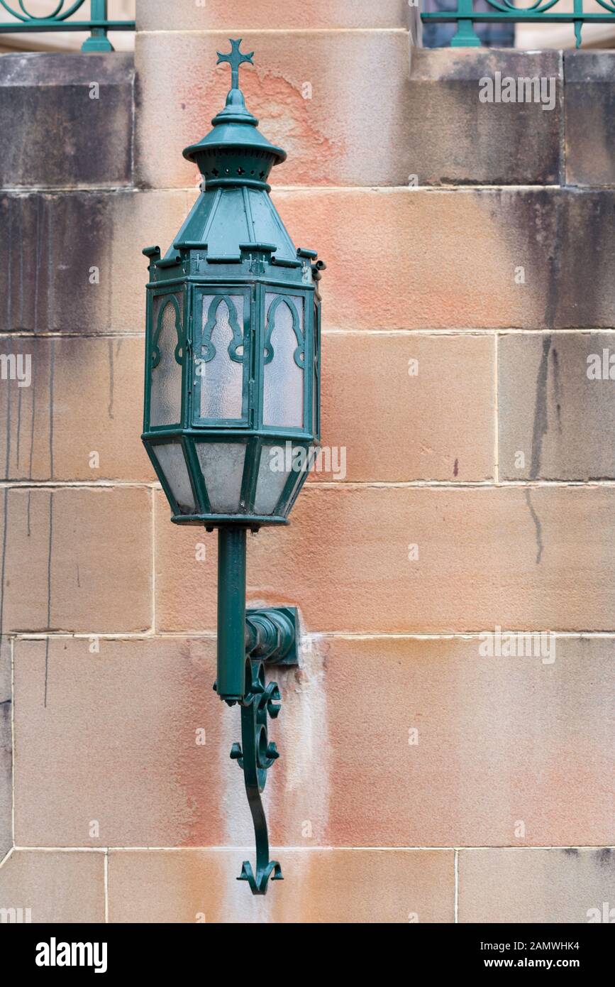 In der Nähe von externen Leuchten bei Saint Mary's Cathedral in Sydney, Australien. Das Gebäude wurde 1866 begonnen und erst 2000 abgeschlossen Stockfoto