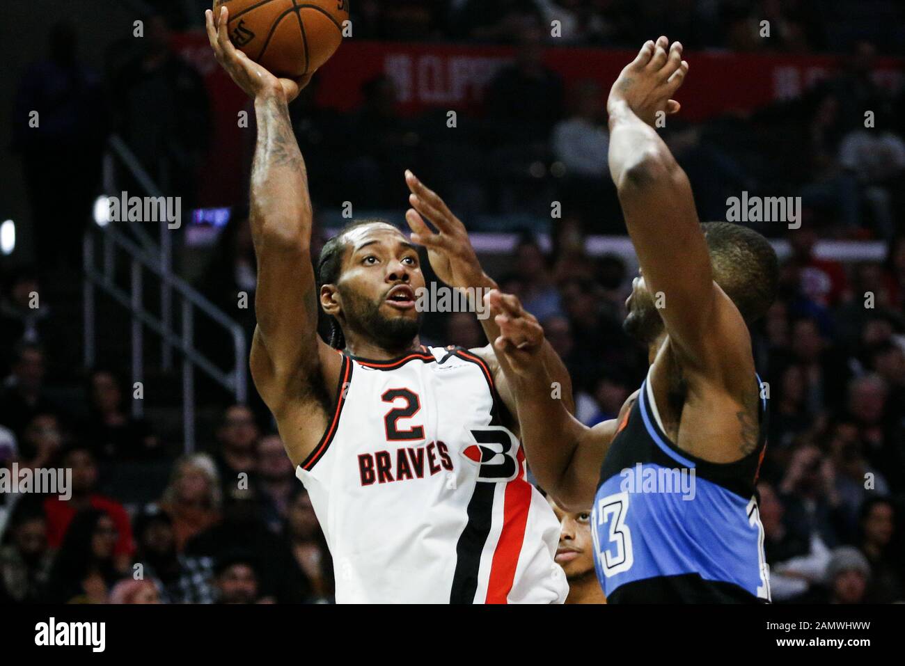 Los Angeles, Kalifornien, USA. Januar 2020. Der Kawhi Leonards von Los Angeles Clippers (2) schießt während eines NBA-Basketballspiels zwischen den Los Angeles Clippers und Cleveland Cavaliers am Dienstag, den 14. Januar 2020, in Los Angeles gegen Tristan Thompson (13) von Cleveland Cavaliers. Kredit: Ringo Chiu/ZUMA Wire/Alamy Live News Stockfoto