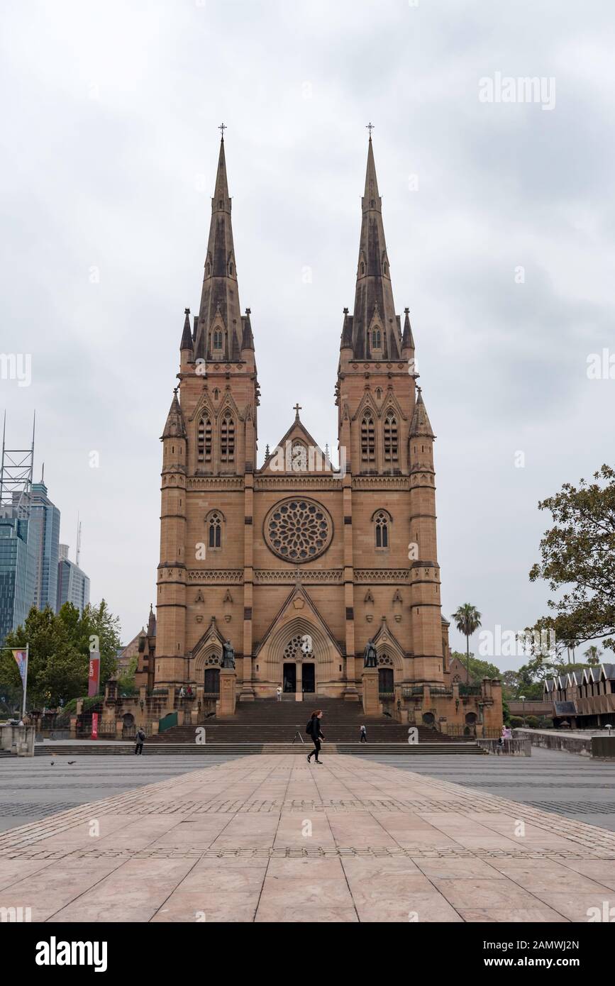 Die Kathedrale der Heiligen Maria ist aus Pyrmont-Sandstein im neugotischen Stil erbaut und hat einen Glockenturm, der über der Kreuzung von Kirchenschiff und Querschiff liegt Stockfoto