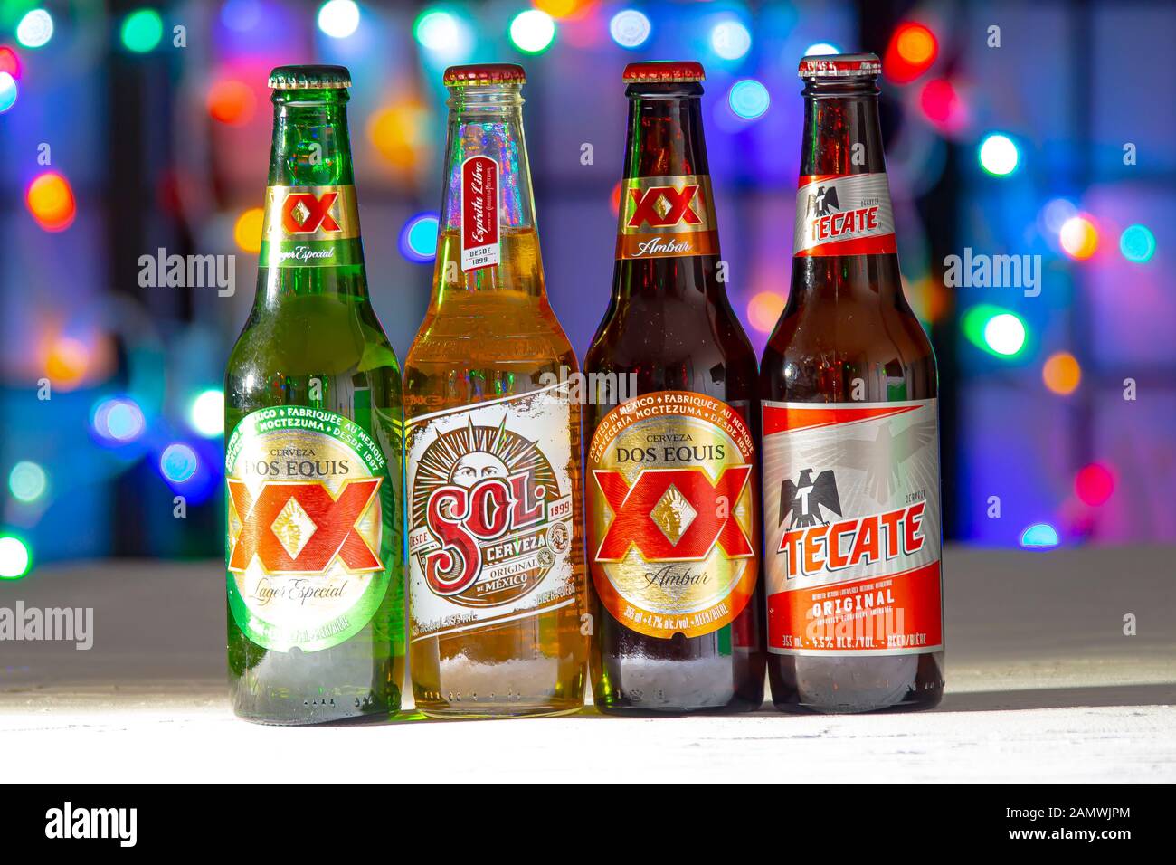 Flaschen mexikanisches Bier auf einem weißen Textur Fläche auf eine bunte Lichter Stockfoto