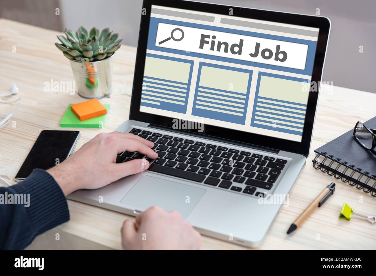 Online-Konzept für die Jobsuche. Mann, der mit einem Computerlaptop arbeitet, findet Jobtext auf dem Bildschirm, geschäftliche Hintergründe im Büro. Stockfoto