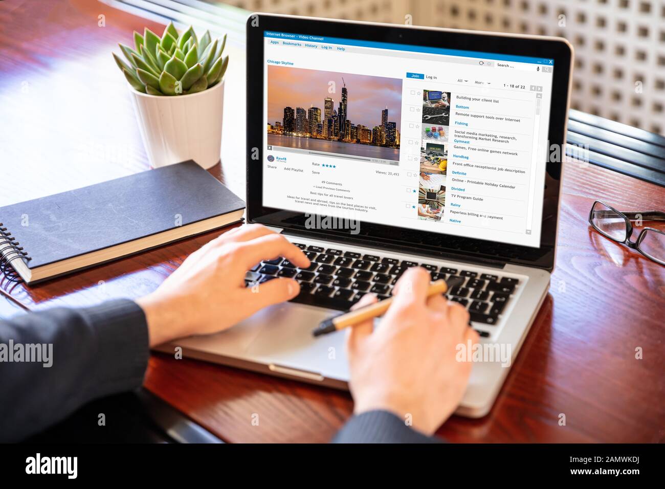 Videokanal, Film, Media Player, Sharing-Konzept. Videowiedergabe auf einem Computerbildschirm, Hintergrund im Büro Stockfoto