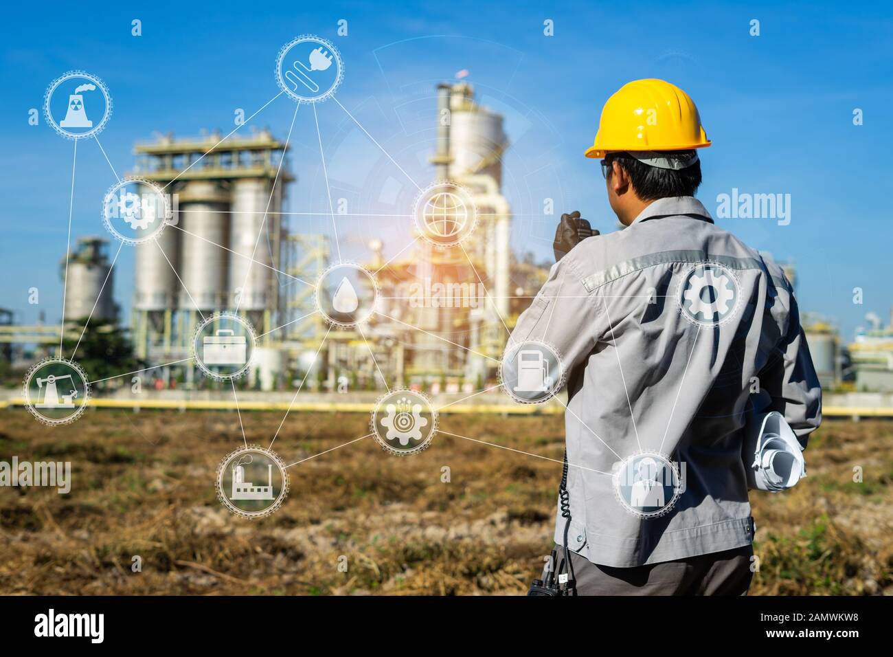 Geschäftsmann Vorarbeiter arbeiten mit Öl Raffinerie Industrie anlagen und Industrie Symbole. Fabrik in der Nacht als Kommunikation von Energie. Intelligente Technologie 4.0 Stockfoto