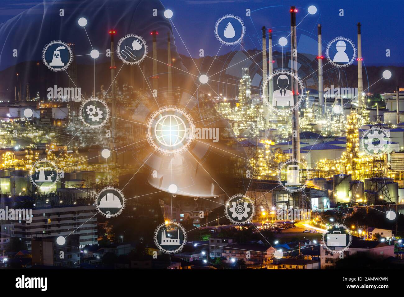 Geschäftsmann Vorarbeiter arbeiten mit Nacht Ölraffinerie Industrie anlagen und Industrie Symbole. Fabrik in der Nacht als Kommunikation von Energie. Intelligente Technologien Stockfoto