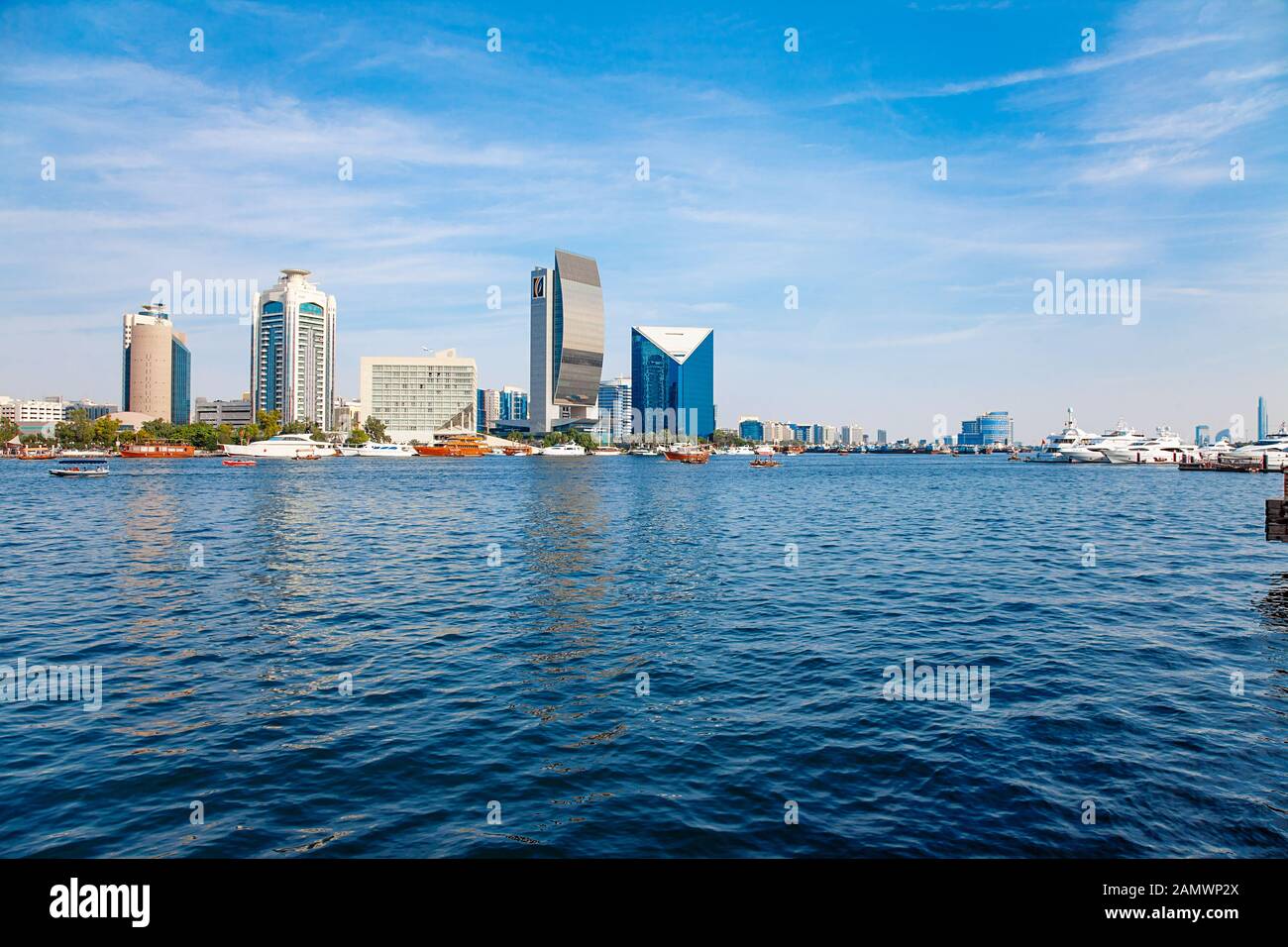 Reiche berühmte Scraper und Yachten auf dem Seekanal Stockfoto