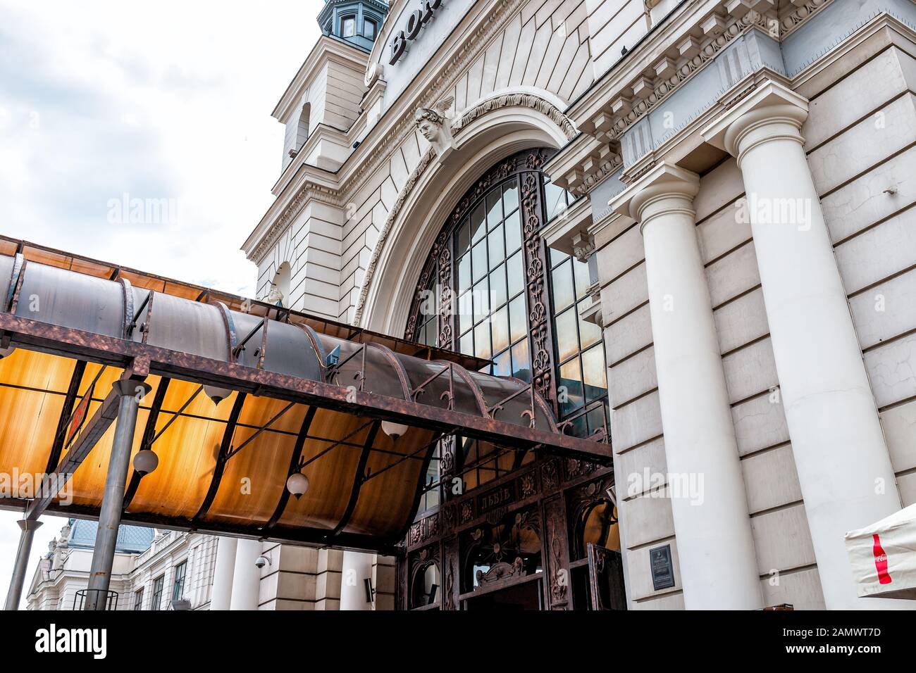 Lwiw, Ukraine - 30. Juli 2018: Eingang Außenfassade Architektur des Lvov Eisenbahn-Bahnhofs in der historischen ukrainischen Stadt und niemand Stockfoto