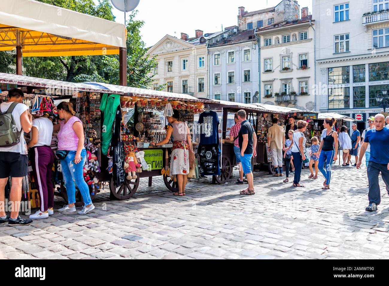 Lwiw, Ukraine - 30. Juli 2018: Historische ukrainische Stadt auf dem Marktplatz der Altstadt mit Geschäften an kleinen Verkaufsständen für Souvenirs Stockfoto