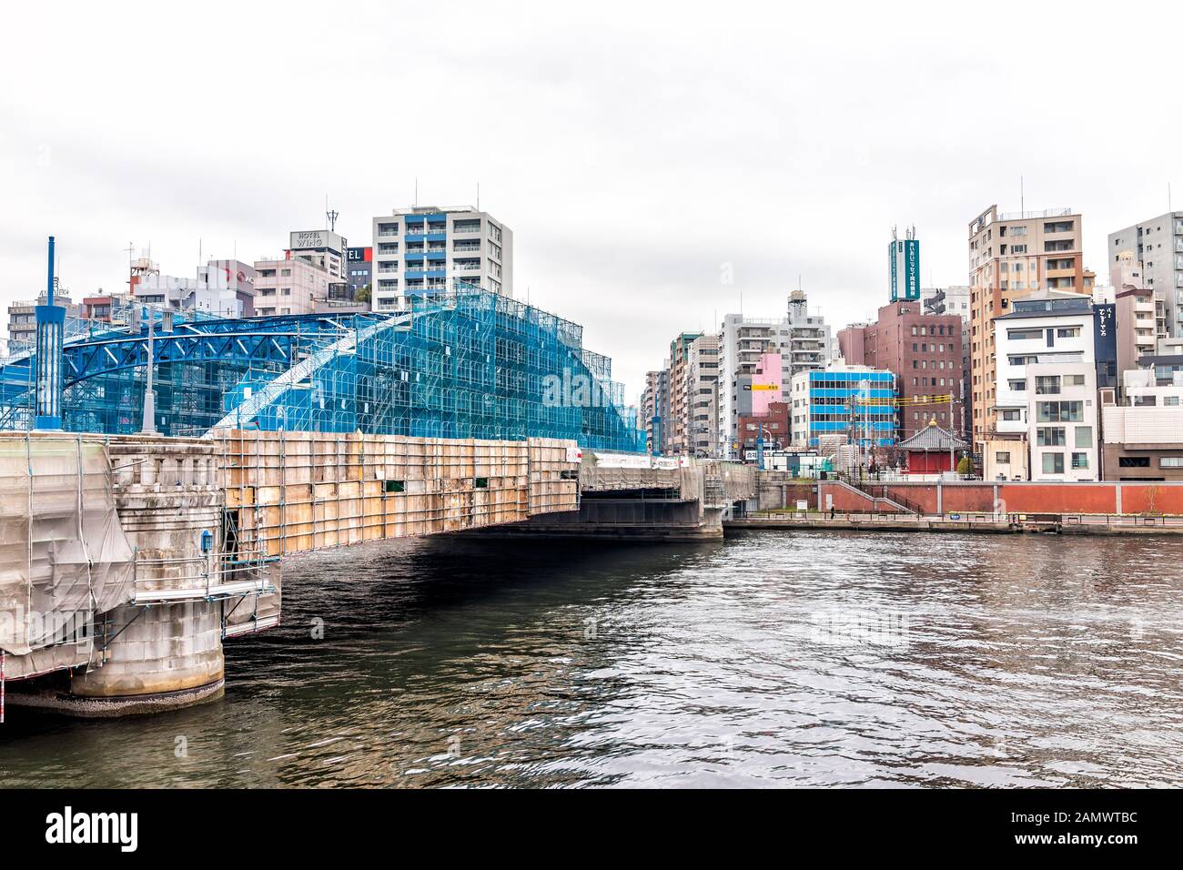 Tokio, Japan - 30. März 2019: SUMIDA Asakusa Bezirk Stadtbild Skyline und blauer Brückenfluss in der Innenstadt an trübem Tag mit Schildern Stockfoto