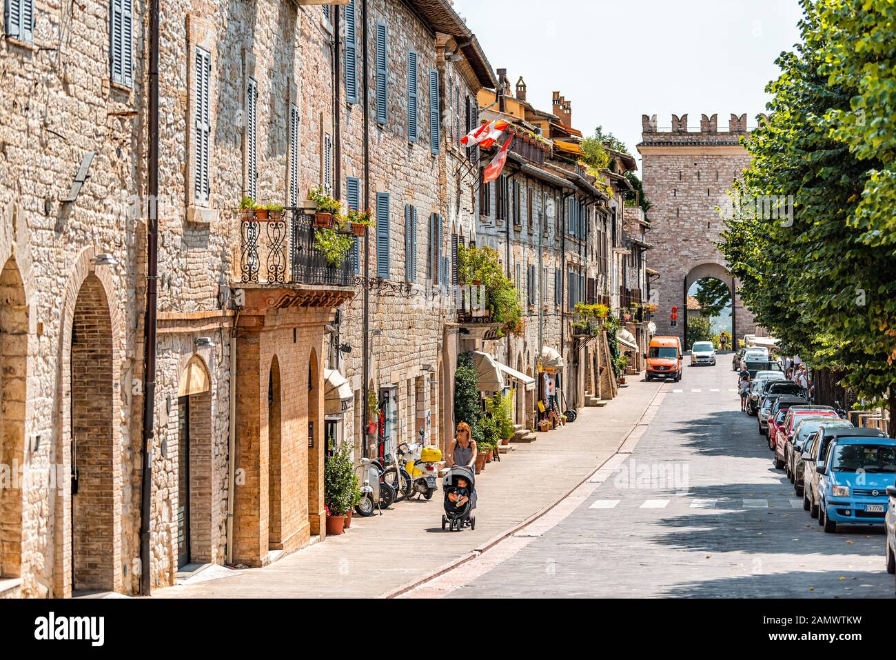 Assisi, Italien - 29. August 2018: Umbrien City Streetscape of Street Road and People Walking während des sonnigen Sommertags im historischen Dorf St Francis Town Stockfoto