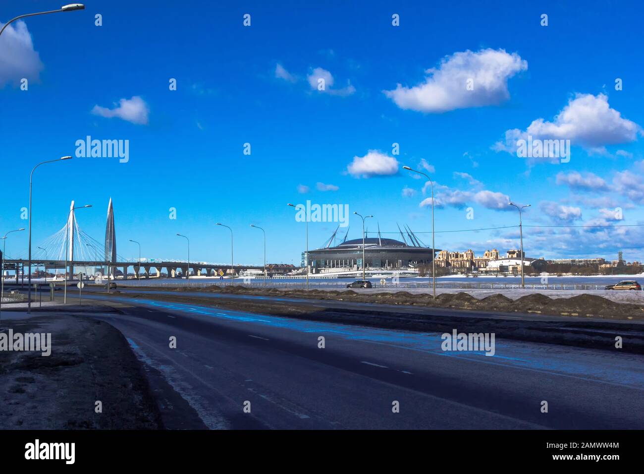 St. Petersburg, Russland - Januar 2019: Stadion Gazprom Arena - zenith Arena auf Krestovsky in Sankt Petersburg am sonnigen Wintertag entfernt Stockfoto