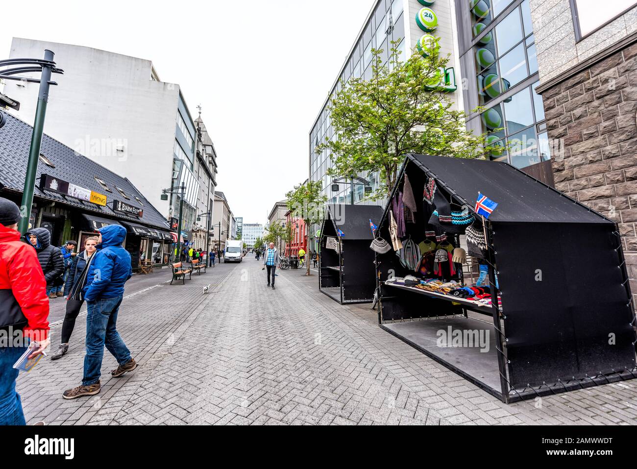Reykjavik, Island - 19. Juni 2018: Austurstraeti Straße in der Innenstadt Weitblick und Geschäfte kleine Kiosk Souvenir-Stand Stockfoto