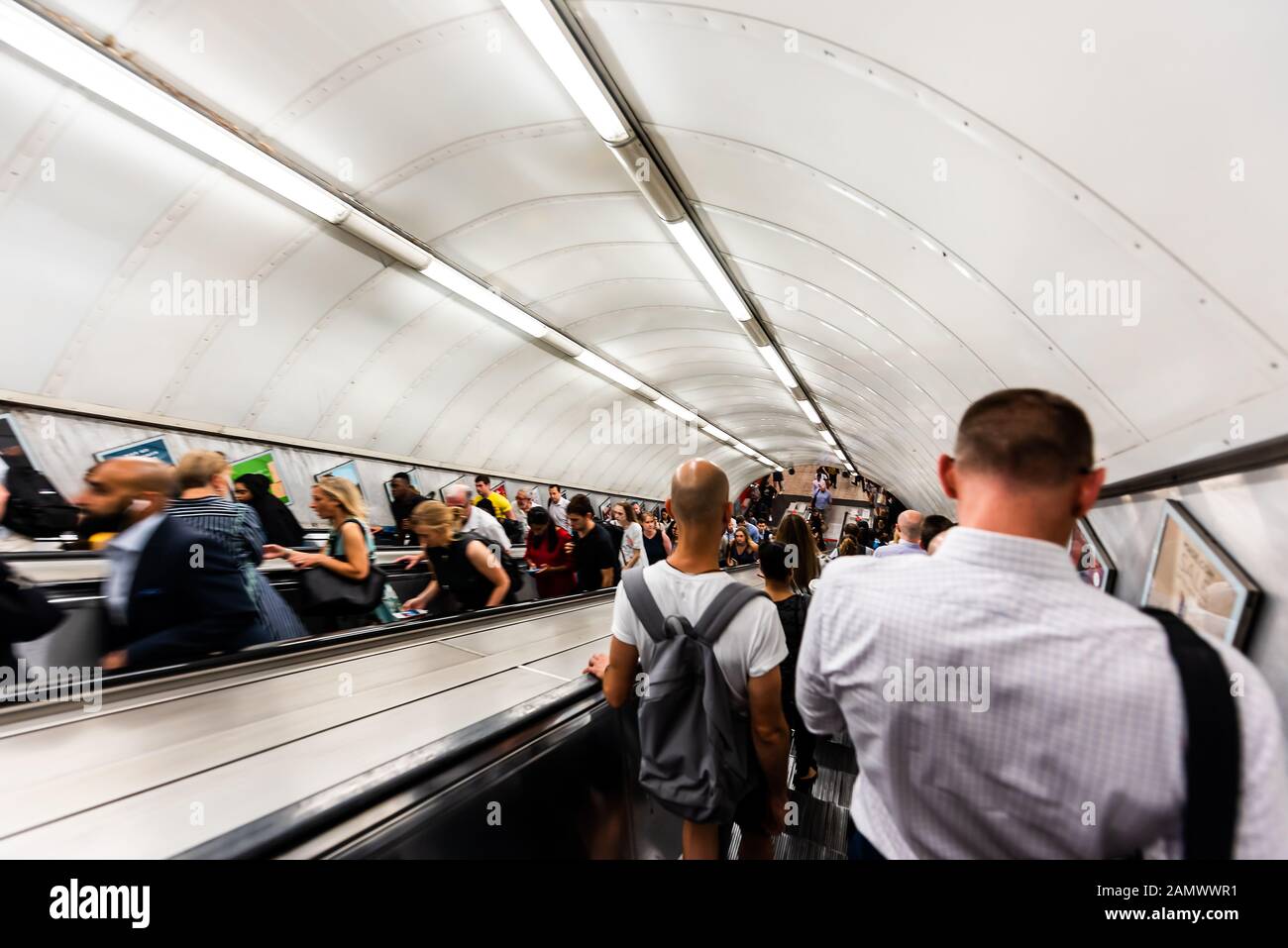 London, Großbritannien - 26. Juni 2018: Menschen, die mit Rolltreppe unterwegs sind, die in U-Bahn-U-Bahn-U-Bahn-Stationen während der morgendlichen Fahrt im Zentrum der Innenstadt stehen Stockfoto