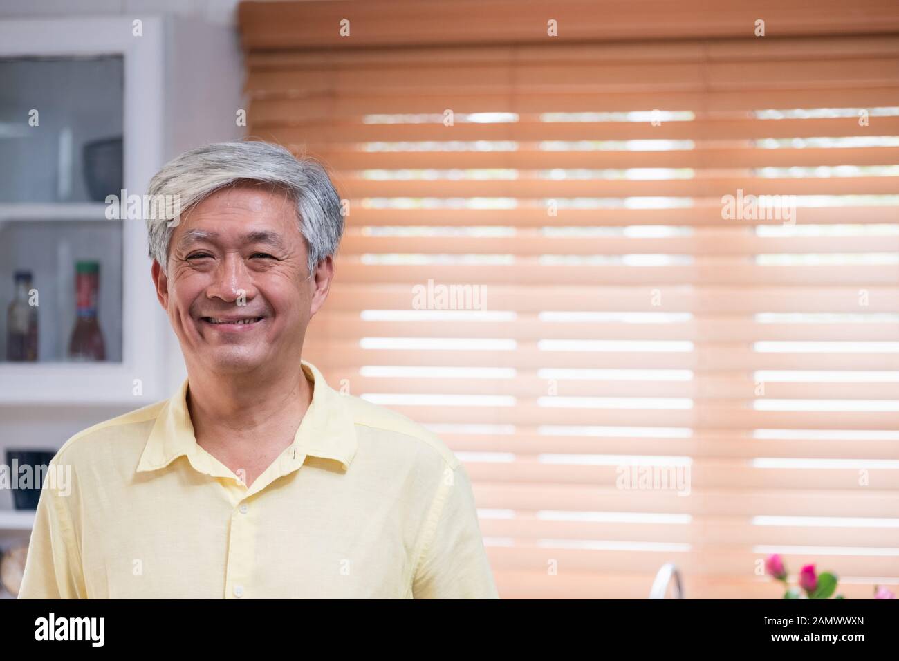 Asiatische älterer Mann Lächeln im Wohnzimmer zu Hause, Happy Aging zu Hause Konzept. Stockfoto