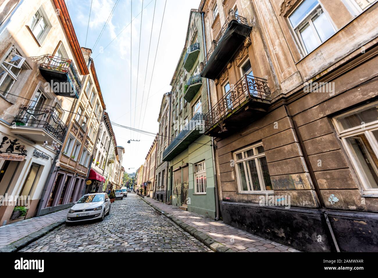 Lwiw, Ukraine - 1. August 2018: Gasse der Straße Brativ Rohatyntsiv in der historischen ukrainischen Stadt Lvov tagsüber mit alten alten alten alten alten Gebäuden in Alt to Stockfoto