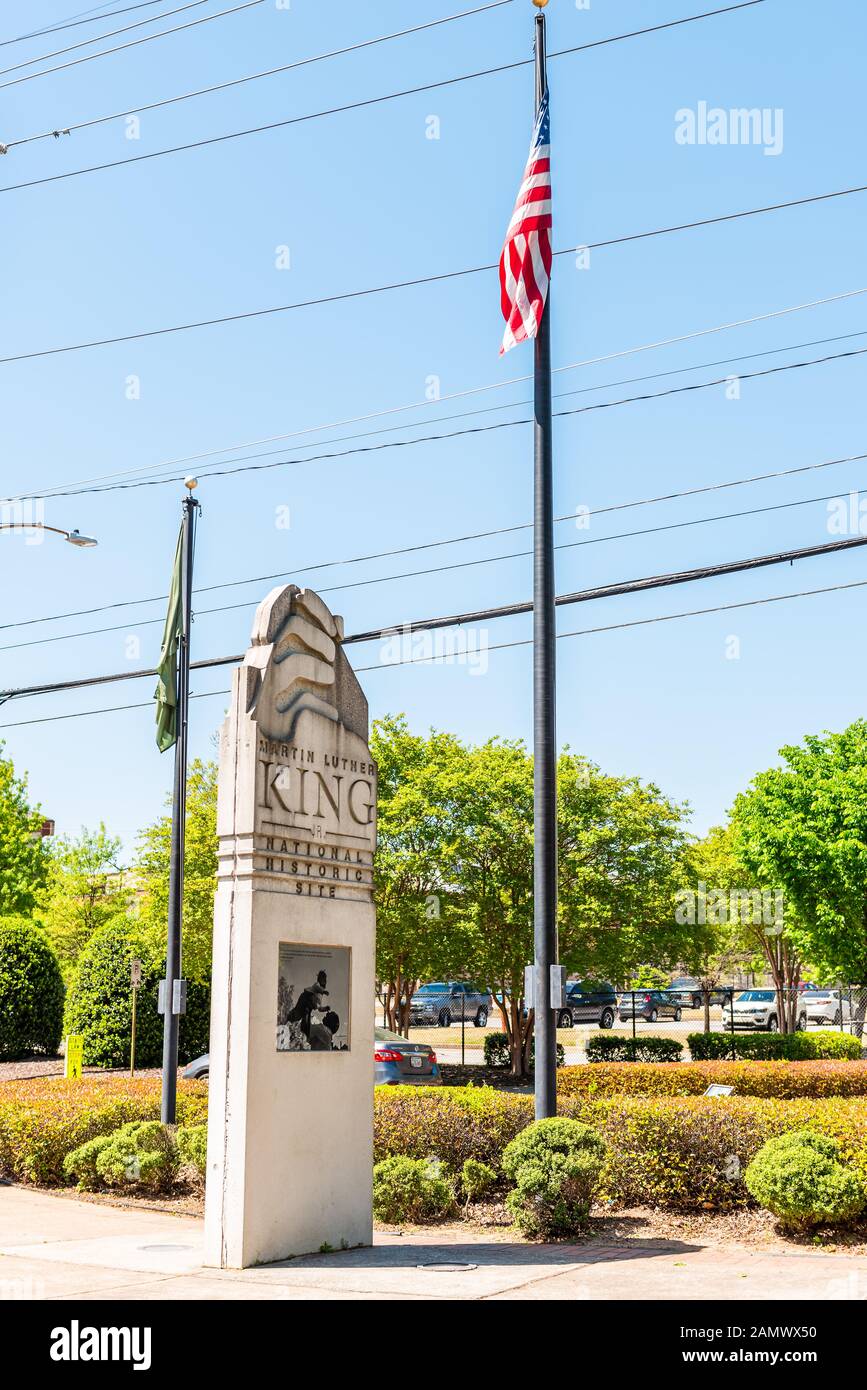 Atlanta, USA - 20. April 2018: Schild für Martin Luther King Jr National Historic Site in Georgia City im Sommer mit Parkblick und amerikanischer Flagge Stockfoto