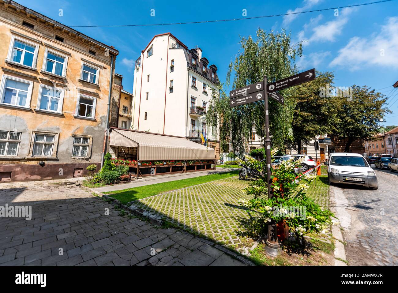 Lwiw, Ukraine - 1. August 2018: Weitwinkel Blick auf die historische ukrainische Stadt im Straßenpark der Altstadt mit Wegweiser für den Platz Stockfoto