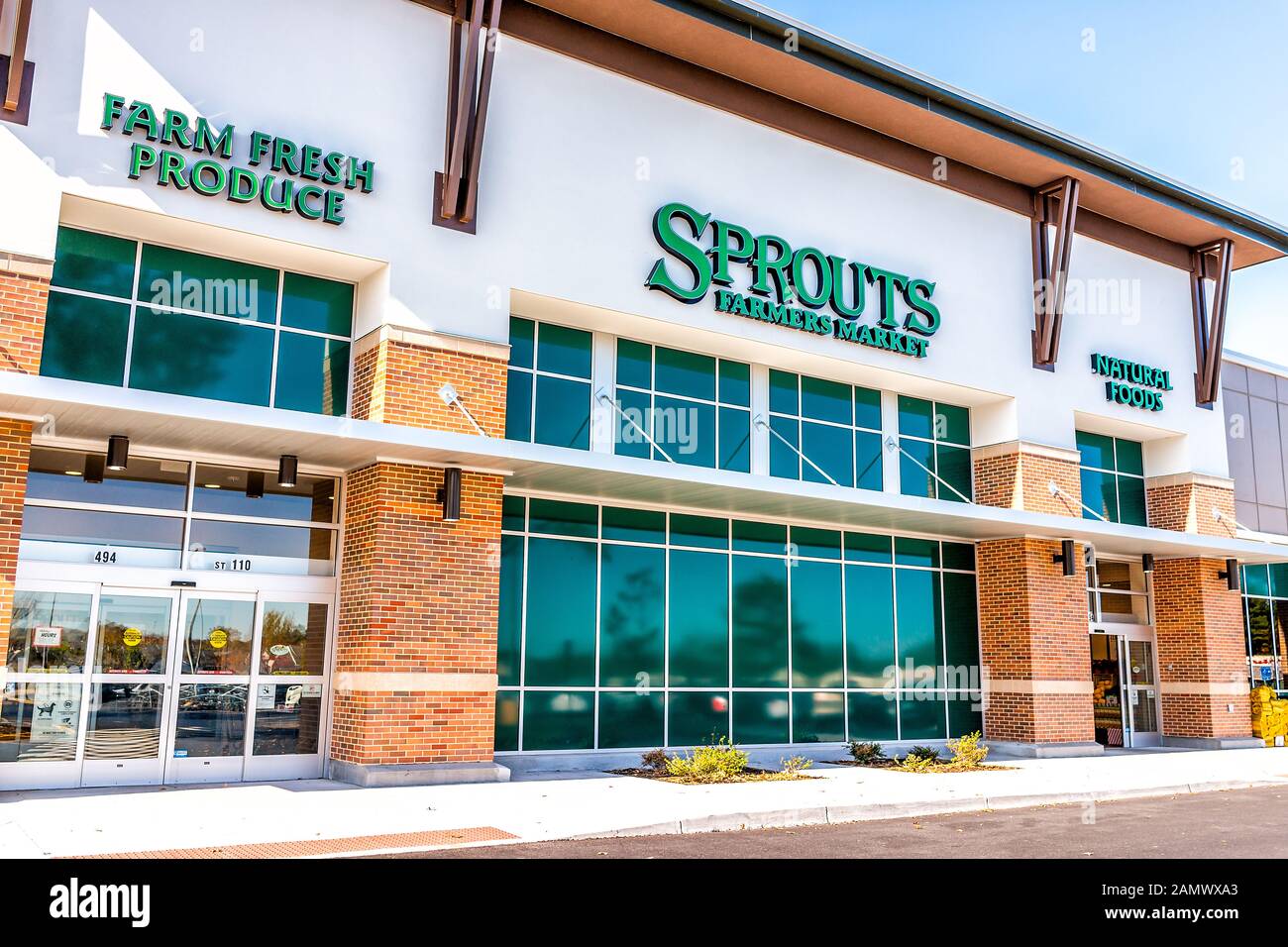 Herndon, USA - 4. November 2019: Außenansicht des Marktes Für Sprösslinge Farmers mit Schild für frische Produkte auf der Straße in Virginia Fairfax County Stockfoto