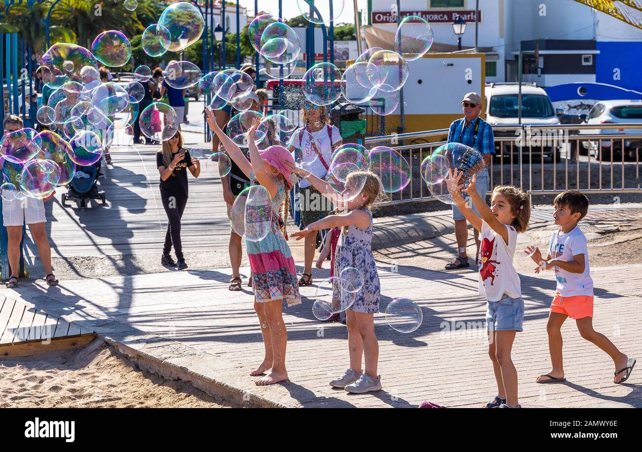 Gran Canaria, Spanien - 17. Oktober 2019: Kinder, die mit Seifenballons spielen Stockfoto