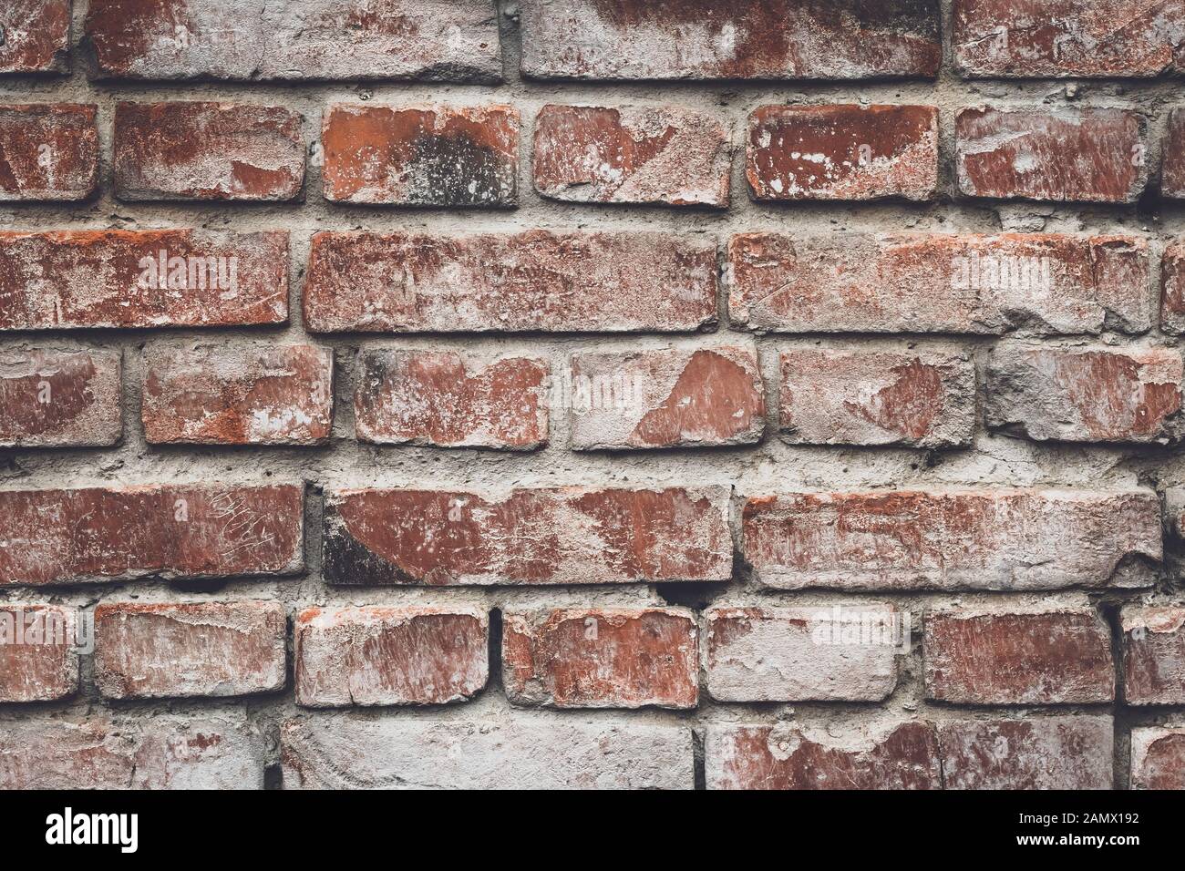 Alte rote Ziegelsteinmauer im rustikalen Stil. Zementwand, Grunge Textur. Hintergrundbild mit brauner Kulisse. Grober Jahrgang gerissene Ziegelei. Strukturierte Hintergründe. Konz Stockfoto