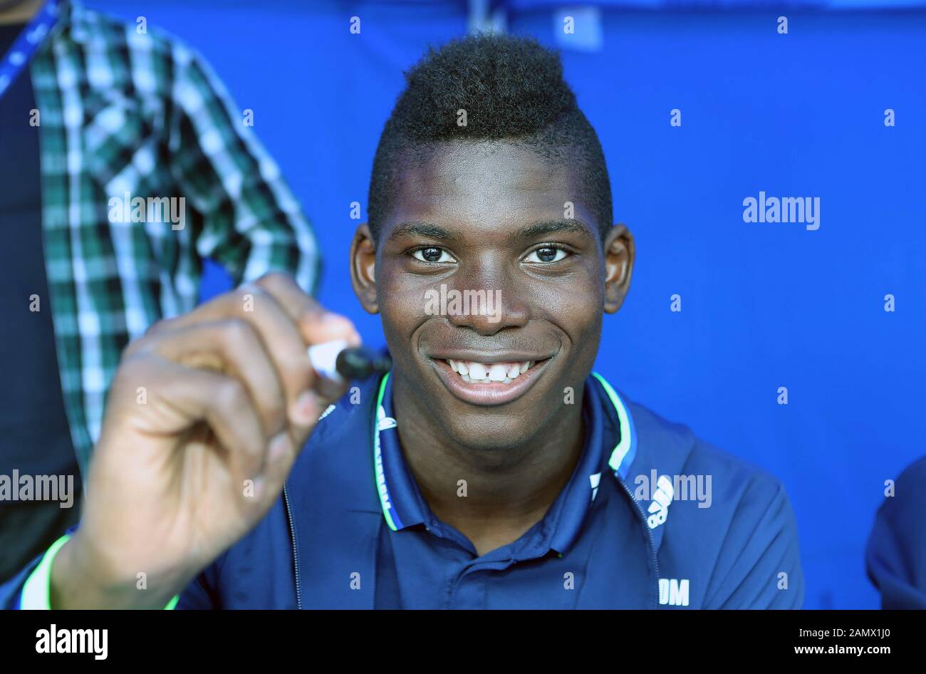 Schalke, Deutschland. August 2016. Firo: 14.08.2016 Fußball, Saison 2016/2017 1.Bundesliga: FC Schalke 04 Fans Day Schalke Day Embolo signiert Autograph - Nutzung weltweit Credit: Dpa / Alamy Live News Stockfoto