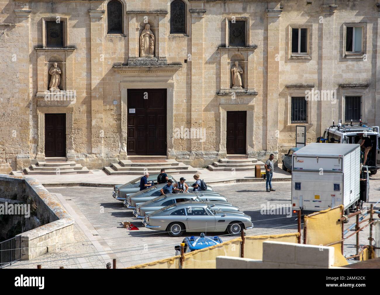 Matera, Italien - 15. September 2019: Bond 25, Aston Martin DB5 Autos sind bereit, Verfolgungsszenen aus dem Film "No Time to die" in Sassi, Matera, It zu drehen Stockfoto