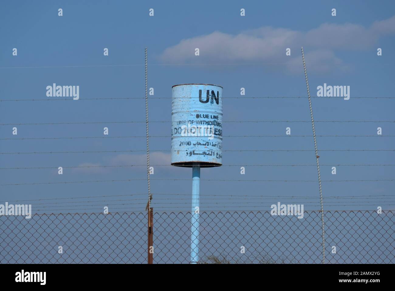 Eine blaue Markierung der UNIFIL( United Nations Interim Force in Lebanon) im Libanon, wie sie von der israelischen Seite der Grenze, Nordisraelisch, gesehen wird Stockfoto