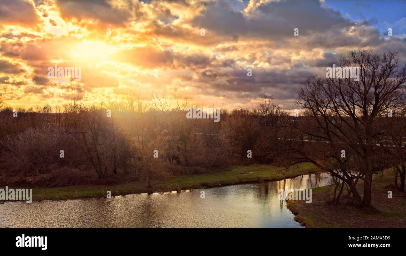 Blick auf die schöne Landschaft an einem sonnigen Tag Stockfoto