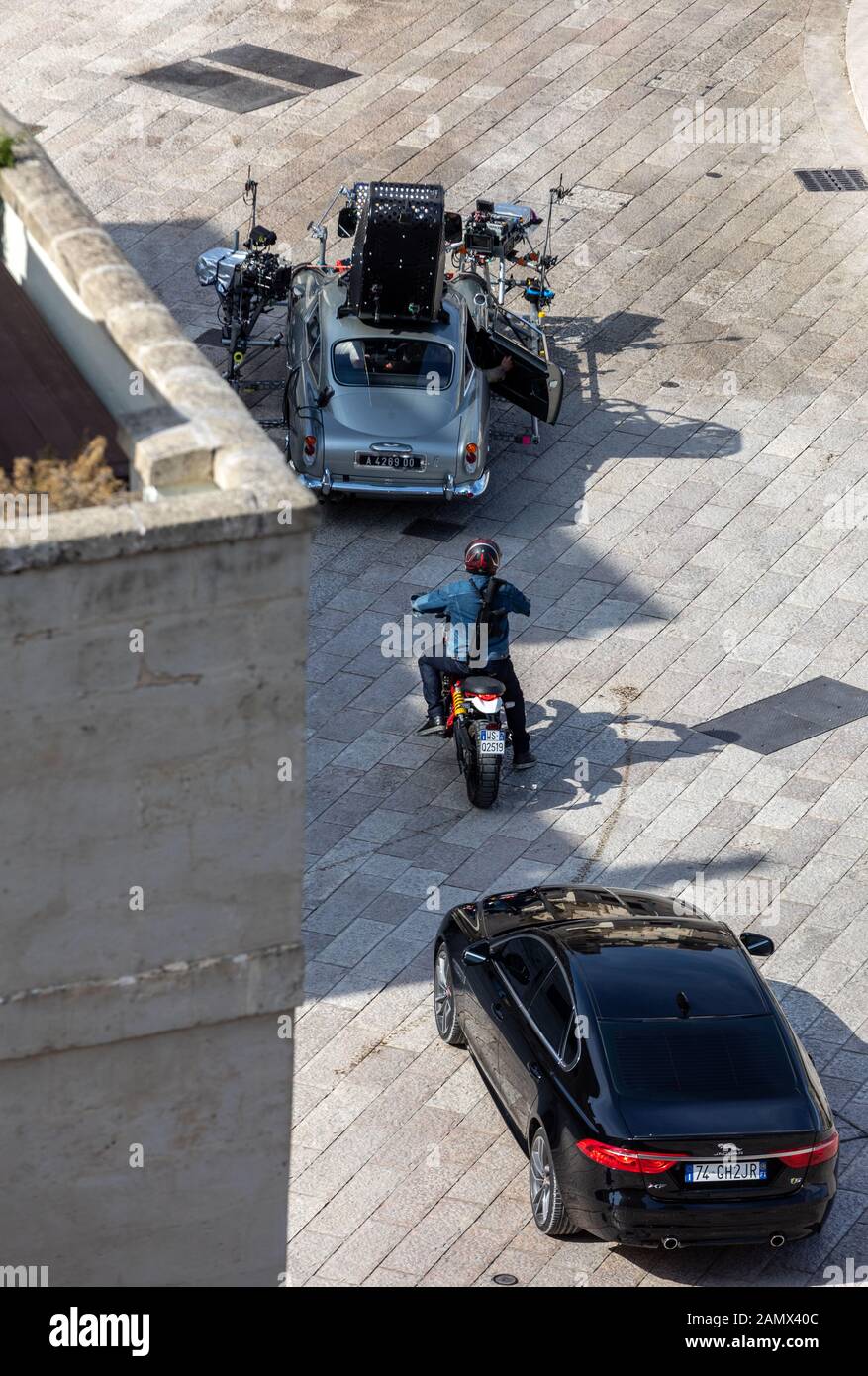 Matera, Italien - 15. September 2019: Bond 25, Aston Martin DB5 beim Filmen von Verfolgungsszenen durch die engen Gassen des Films "keine Zeit zu sterben" in S Stockfoto