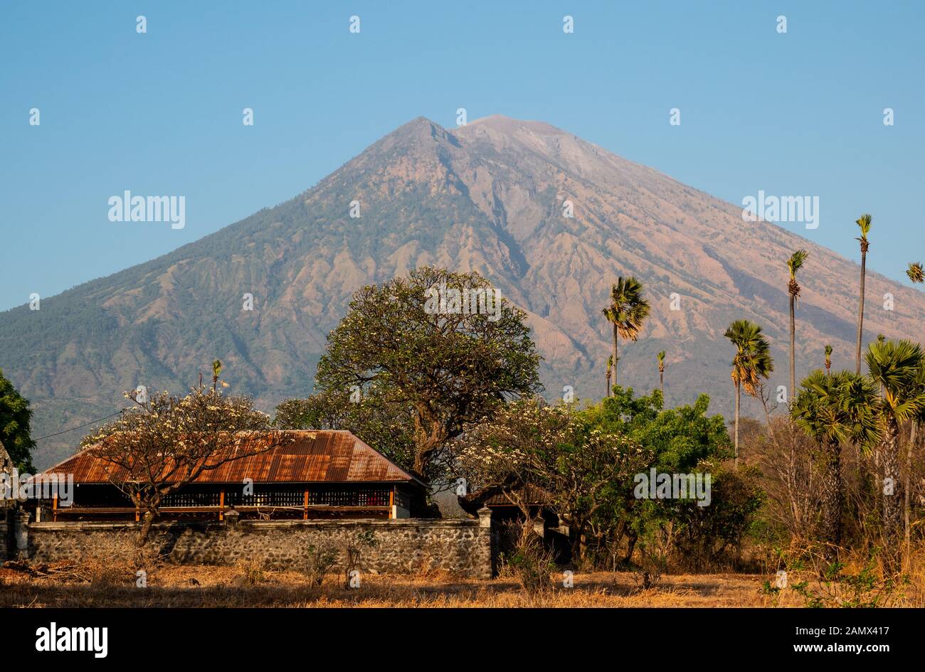 Mount Agung, Bali bei Sonneneinstrahlung am Morgen. Stockfoto