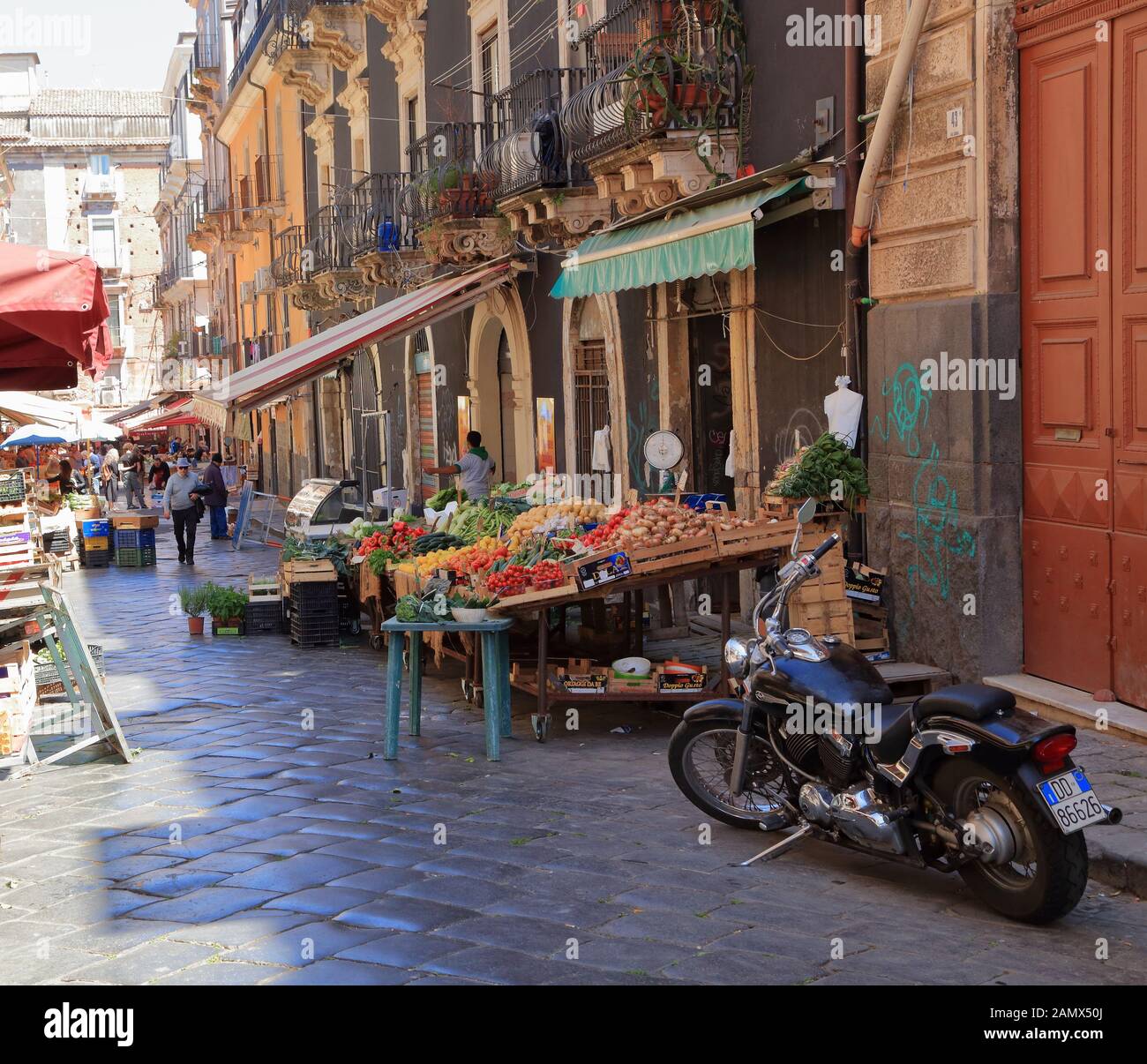 Fischmarkt Catania. Markt für Obst und Gemüse auf der Straße. La pescheria di Catania, Sizilien Stockfoto