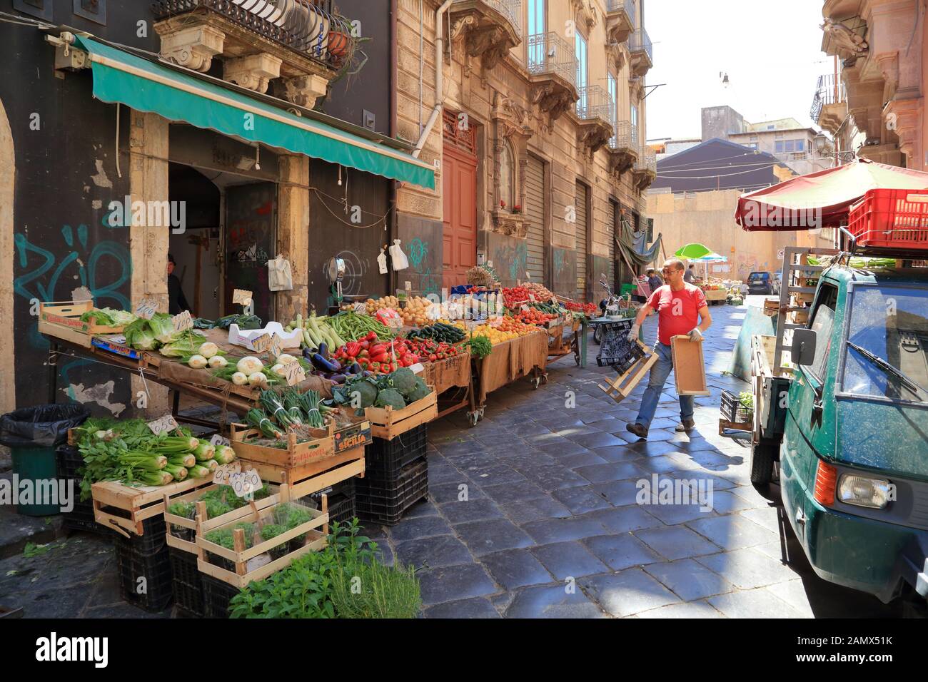 Fischmarkt Catania. Markt für Obst und Gemüse auf der Straße. La pescheria di Catania Stockfoto