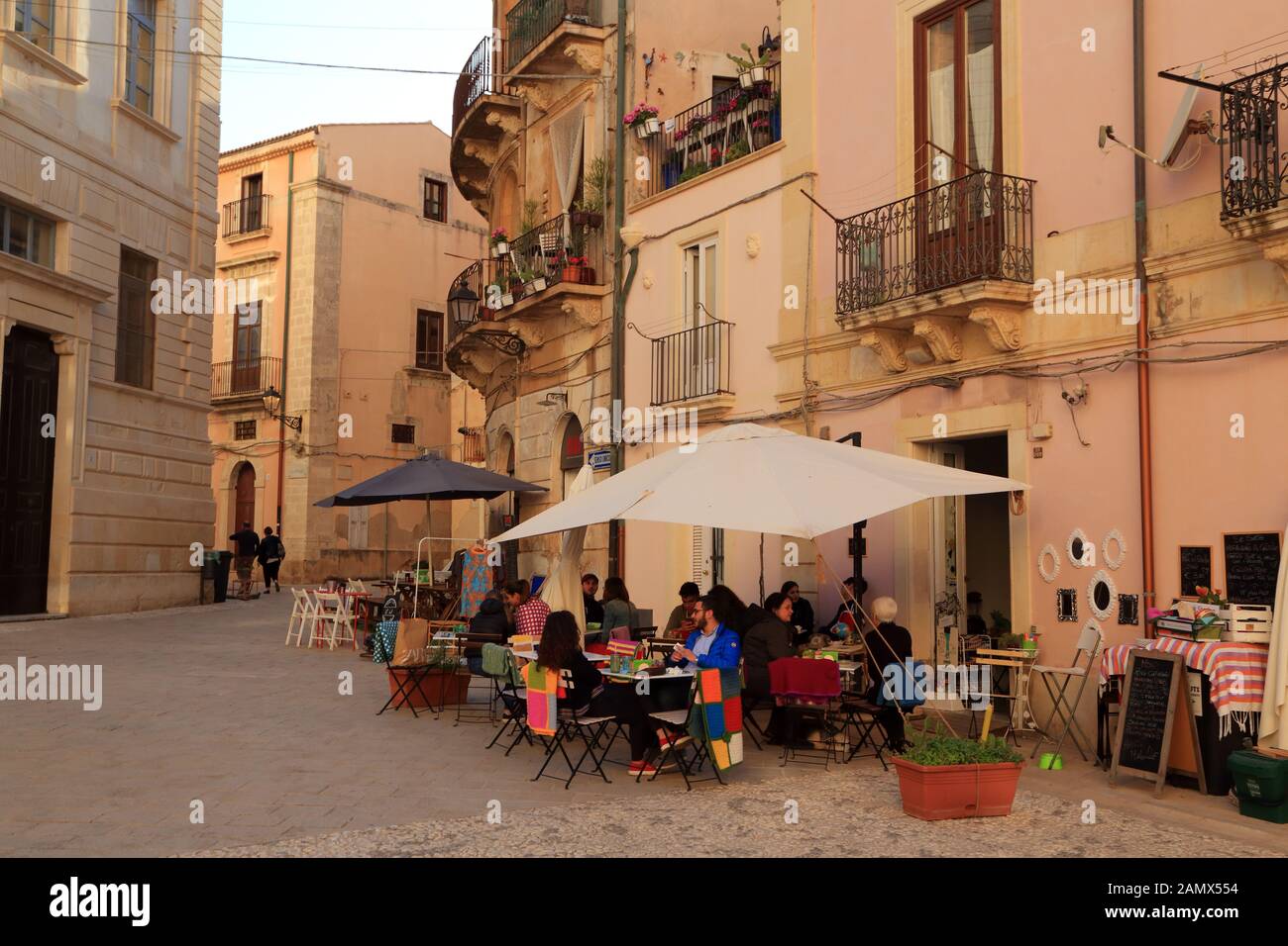 Café-Bar in der Nachbarschaft in Ortygia Stockfoto