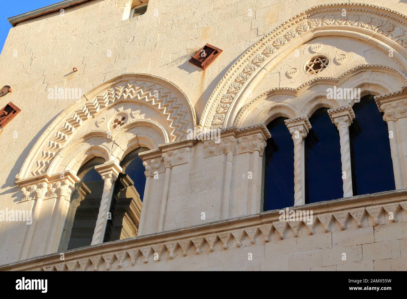 Gotischer Fensterbau des Palazzo Mergulese-Montalto Stockfoto