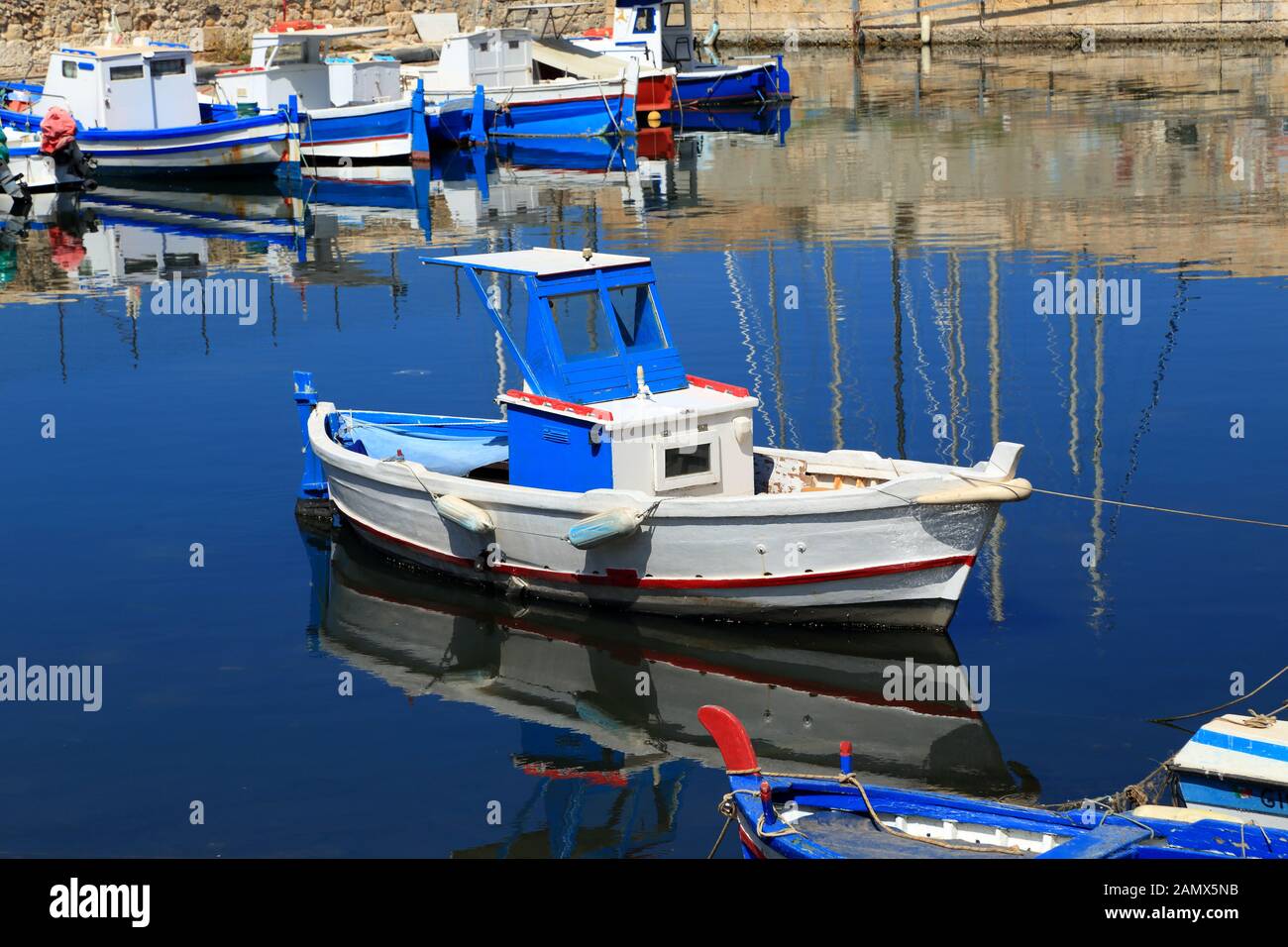 Fischerboote im kleinen Hafen von Ortygia, Syrakus. Porto Piccolo, Ortigia, Siracusa Stockfoto