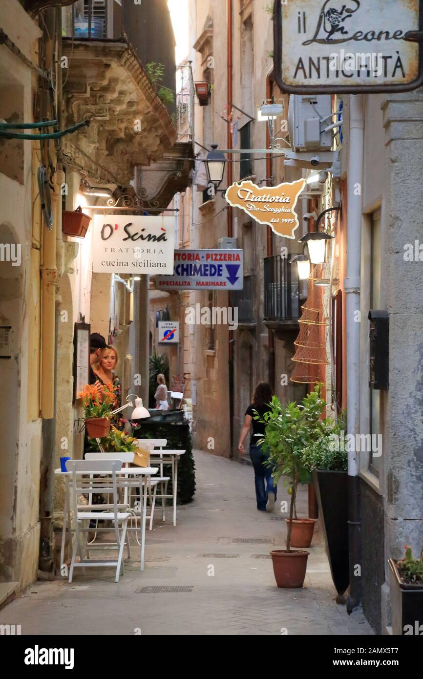 Kleine schmale Straße in der Altstadt von Ortygia, Syrakus, Sizilien, Italien. Restaurant Trattoria O' Scinà Stockfoto