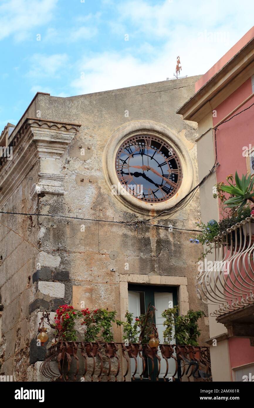 Alte Straßenuhr in Taormina Stockfoto