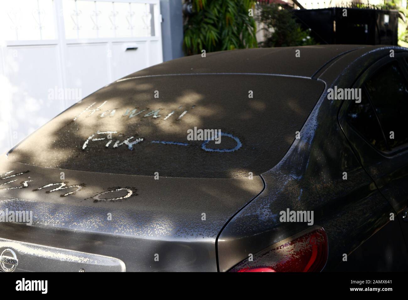 Antipolo City, Philippinen - 13. Januar 2020: Vulkanische Asche aus dem Taal-Vulkanausbruch erreicht Hunderte von Kilometern entfernt Städte. Stockfoto