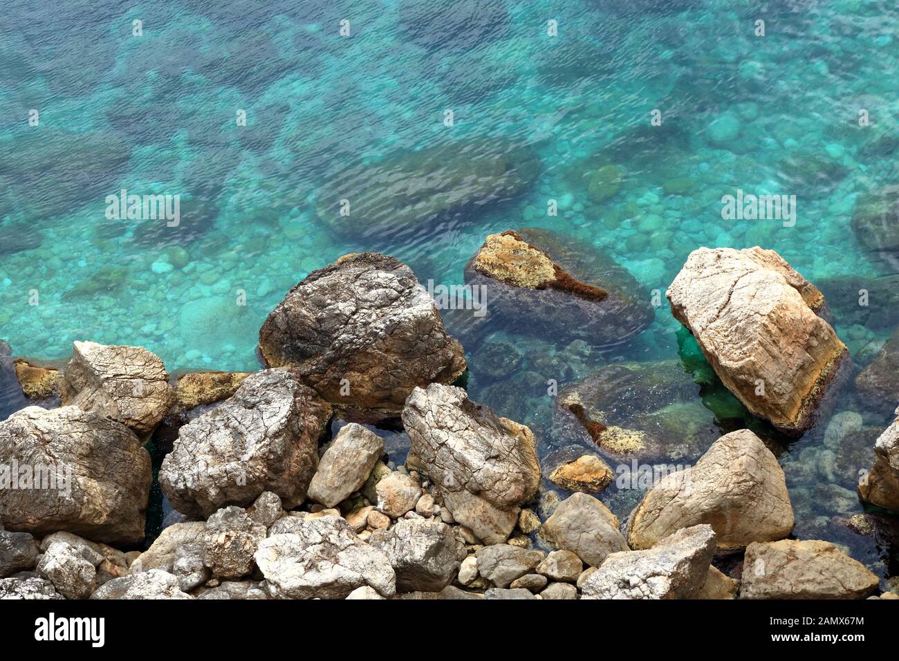 Steine im Meer Hintergrund Stockfoto