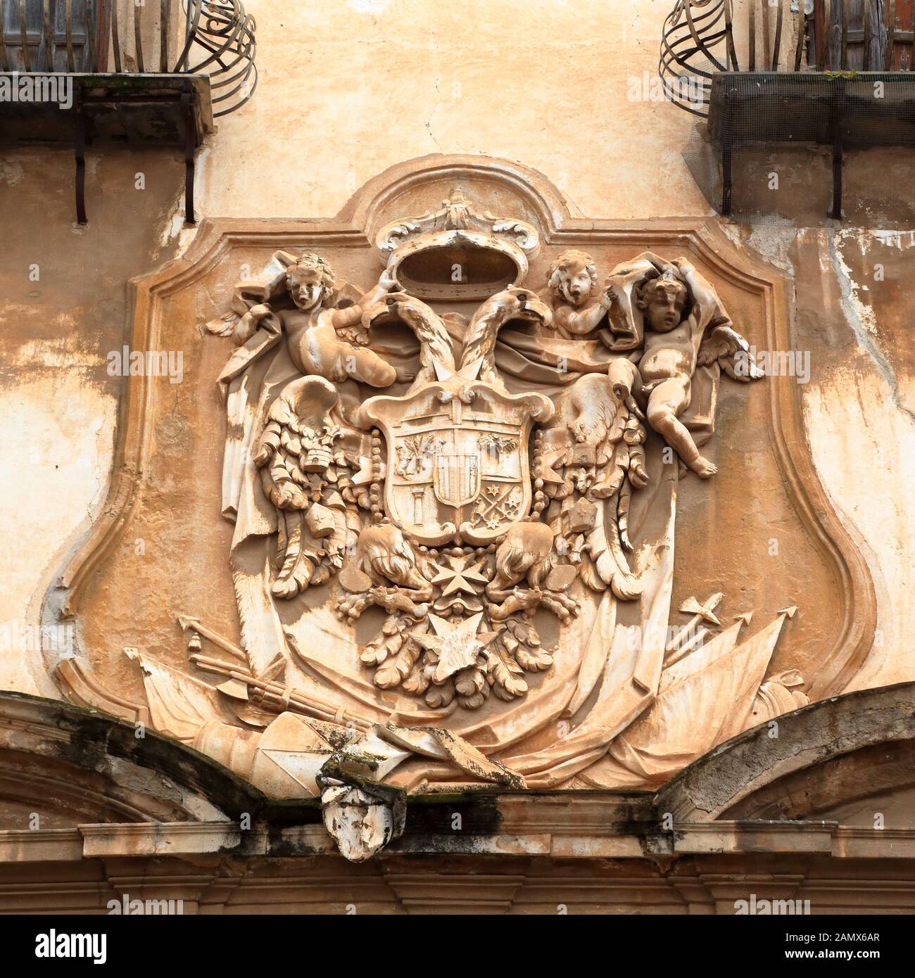 Wappen, bas-relief an der Fassade des Palazzo Alliata di Villafranca, Piazza Bologni, Palermo Stockfoto