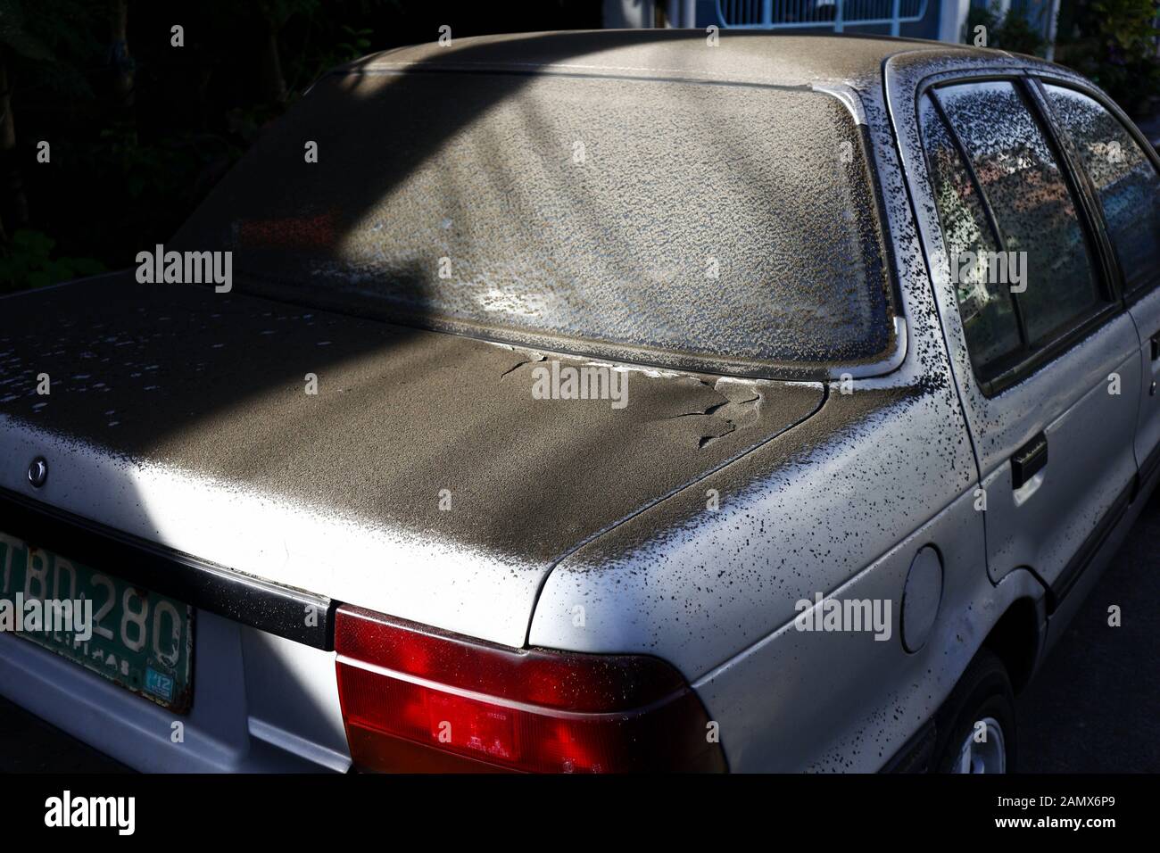 Antipolo City, Philippinen - 13. Januar 2020: Vulkanische Asche aus dem Taal-Vulkanausbruch erreicht Hunderte von Kilometern entfernt Städte. Stockfoto