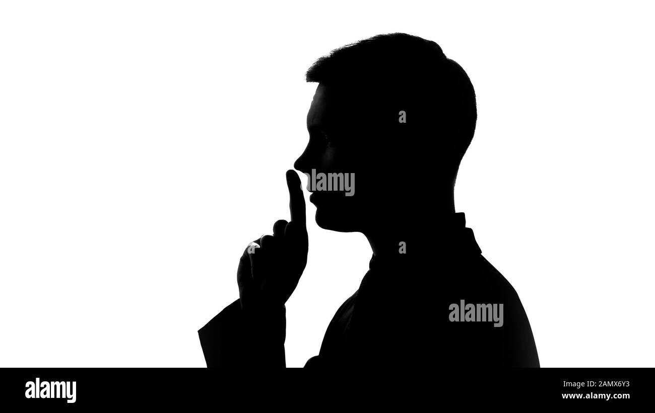 Der Mann zeigt die Geste des Schweigens, die Geheimhaltung von Daten, die Finger auf den Lippen Stockfoto