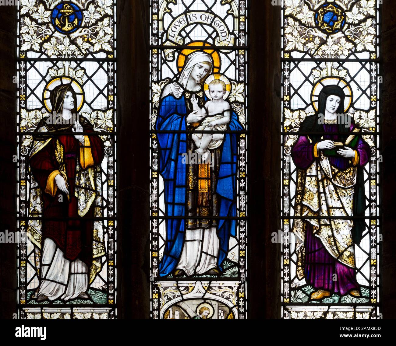 Virgin and Child, flankiert von Hope and Patience Bunte Glass, St. Martin's Church, Litchborough, Northamptonshire, England, Großbritannien Stockfoto