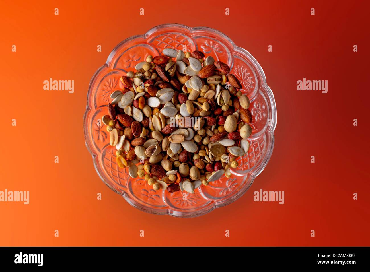 Top Shot eines trockenen Früchte auf einem orangefarbenen Tabelle Stockfoto