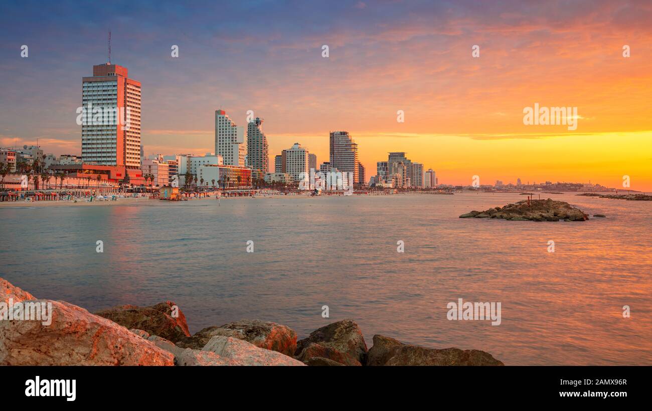 Tel Aviv, Israel. Panoramabild des Stadtbildes von Tel Aviv, Israel bei schönem Sonnenuntergang. Stockfoto