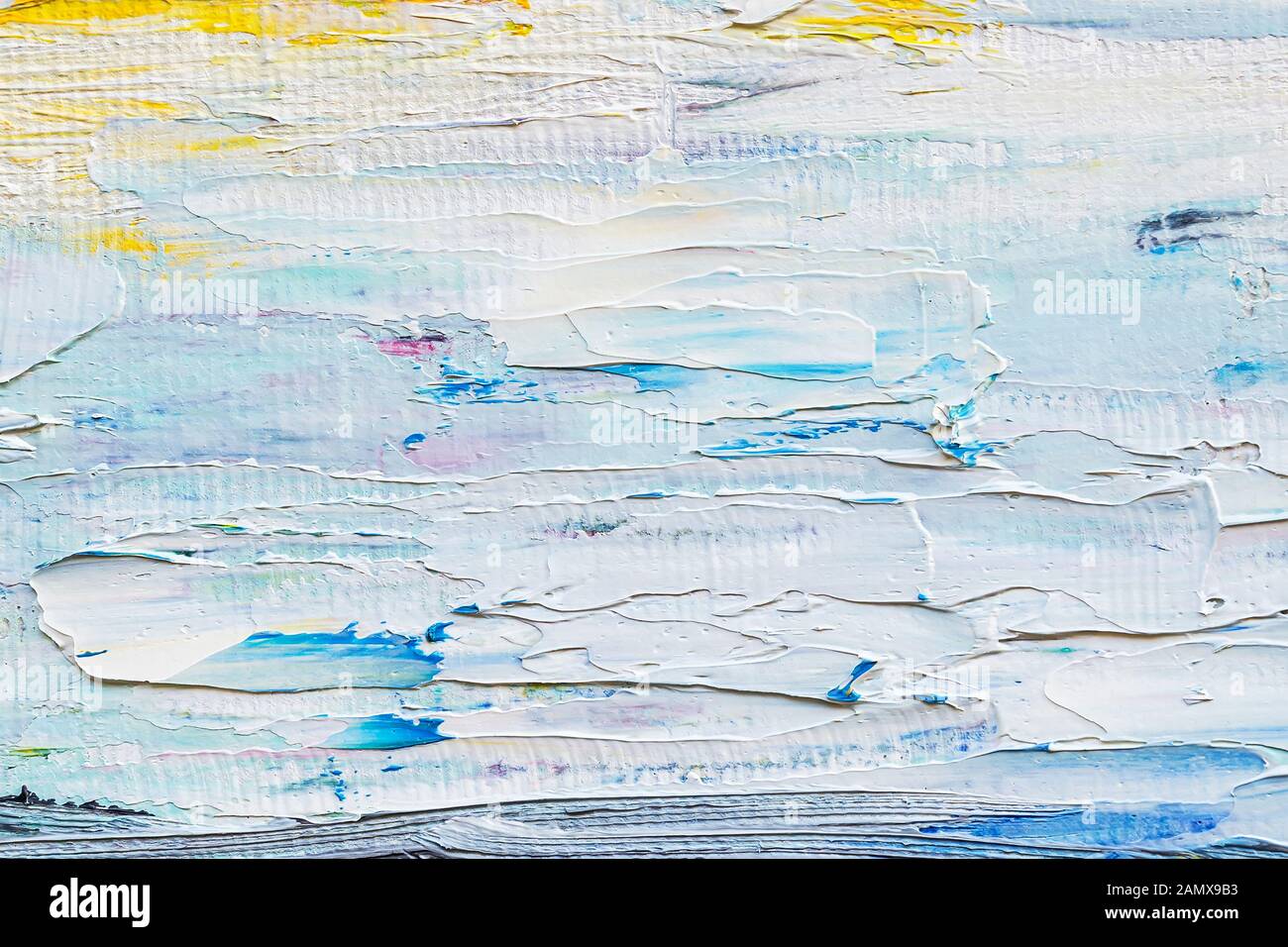 Anschläge der künstlerischen Ölfarbe auf der Leinwand. Hand gezeichnet Malerei. Weiß, Blau, Gelb gefärbte Fragment eines modernen Kunstwerken. Pinselstriche der Farbe. Stockfoto