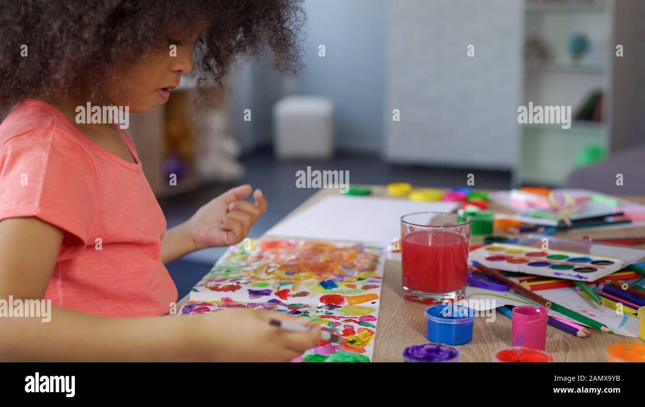 Vorschule Mulatto Mädchen Malen im Kindergarten, Freizeitaktivität, kreatives Kind Stockfoto